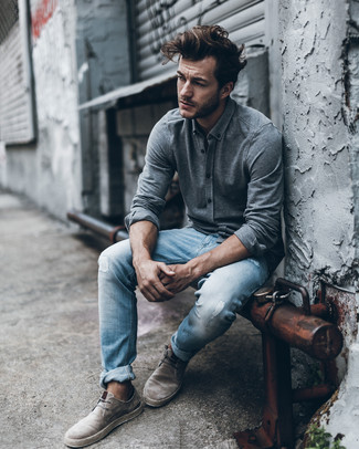 Des bottines chukka à porter avec un jean bleu clair