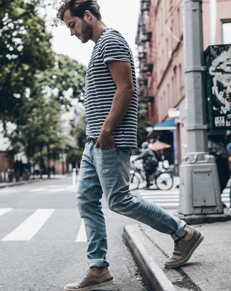 Des bottines chukka à porter avec un jean bleu clair
