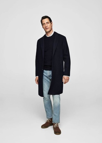 Des bottines chukka à porter avec un jean bleu clair
