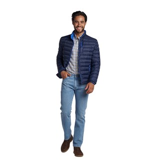 Des bottines chukka à porter avec un jean bleu clair