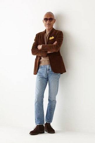 Des bottines chukka à porter avec un jean bleu clair