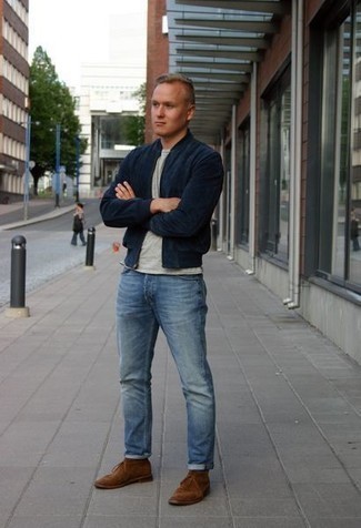 Des bottines chukka à porter avec un jean bleu clair