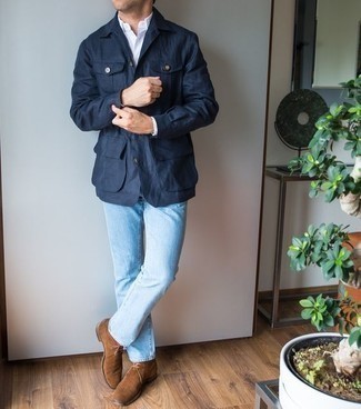 Des bottines chukka à porter avec un jean bleu clair