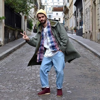 Des bottines chukka à porter avec un jean bleu clair