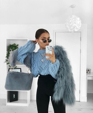 Comment porter un pull surdimensionné en tricot bleu clair