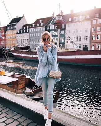 Comment porter une tunique en tricot bleu clair