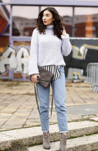 Comment porter un pull à col roulé en tricot bleu clair