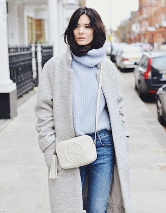 Comment porter un pull à col roulé en tricot bleu clair