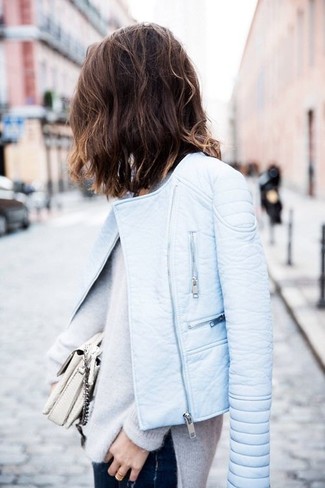 Comment porter une veste motard en cuir bleu clair