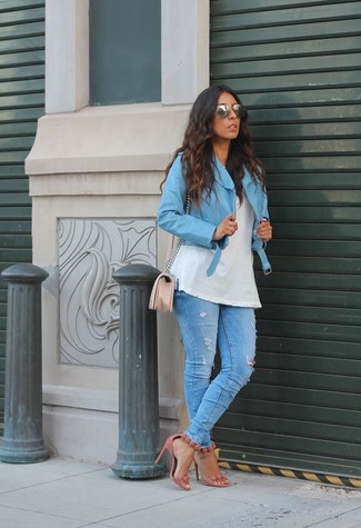 Comment porter une veste motard en cuir bleu clair