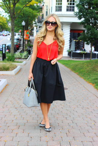 Comment porter un sac fourre-tout en cuir bleu clair