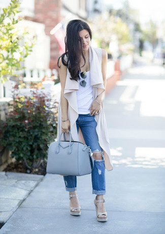 Comment porter un sac fourre-tout en cuir bleu clair