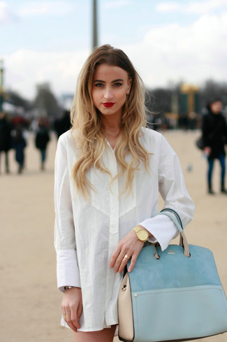 Comment porter un sac fourre-tout en cuir bleu clair