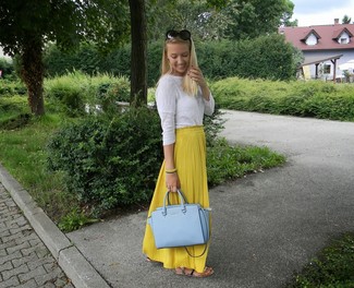 Comment porter un sac fourre-tout en cuir bleu clair