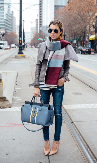 Comment porter un sac fourre-tout en cuir bleu clair