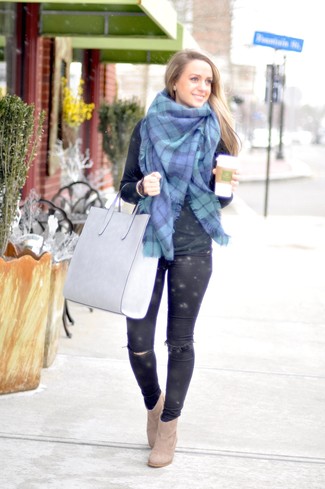 Comment porter un sac fourre-tout en cuir bleu clair