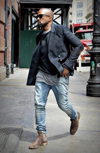 Comment porter un pantalon bleu clair quand il fait frais