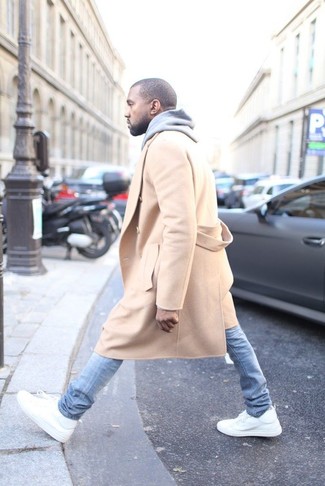 Comment porter un pantalon bleu clair quand il fait frais
