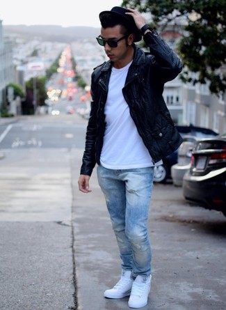 Comment porter un pantalon bleu clair quand il fait frais