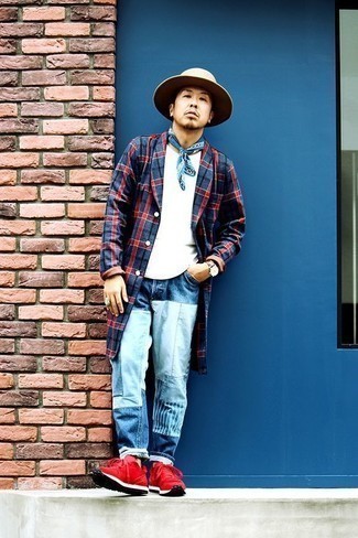 Comment porter un jean à patchwork bleu clair au printemps