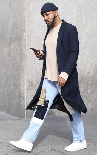 Comment porter un jean à patchwork bleu clair au printemps