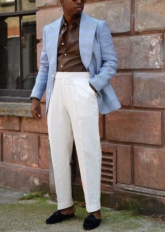 Comment porter une veste écossaise bleu clair quand il fait chaud