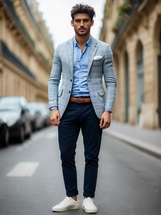 Comment porter une veste écossaise bleu clair quand il fait chaud