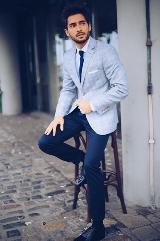 Comment porter une veste écossaise bleu clair quand il fait chaud