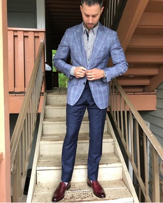 Comment porter une veste écossaise bleu clair quand il fait chaud
