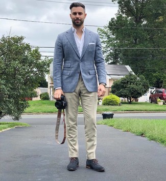 Comment porter une veste écossaise bleu clair quand il fait chaud