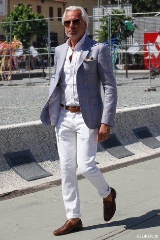 Comment porter une veste écossaise bleu clair quand il fait chaud