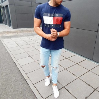 Comment porter un jean imprimé bleu clair