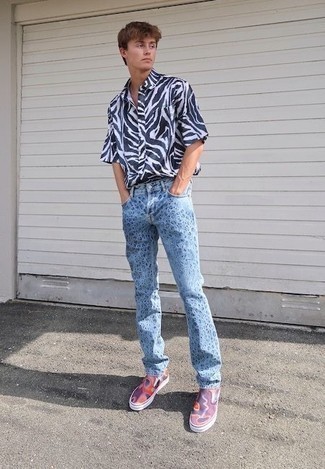 Comment porter un jean imprimé bleu clair
