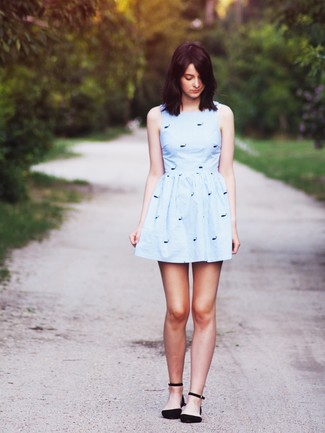 Comment porter une robe patineuse imprimée bleu clair