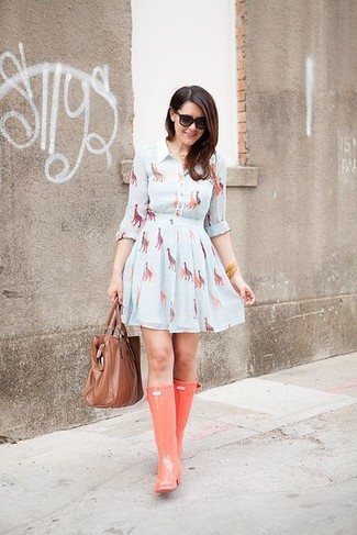 Comment porter une robe patineuse imprimée bleu clair