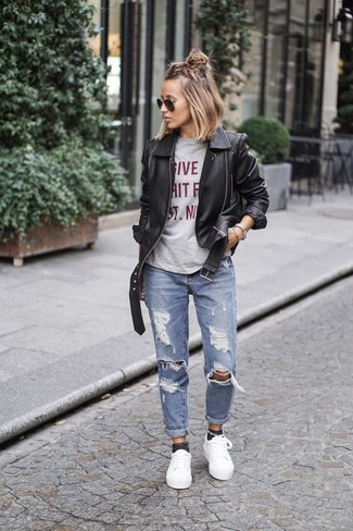 Comment porter un jean boyfriend déchiré bleu clair