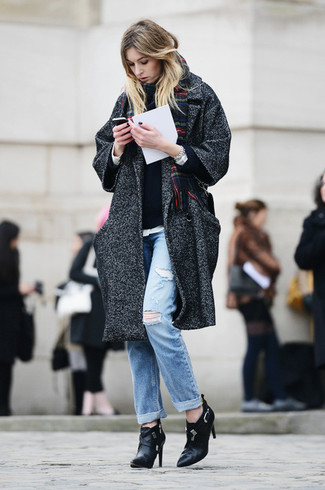 Comment porter un jean boyfriend déchiré bleu clair