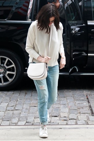 Comment porter un jean boyfriend déchiré bleu clair
