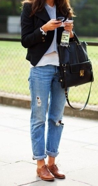 Comment porter un jean boyfriend déchiré bleu clair