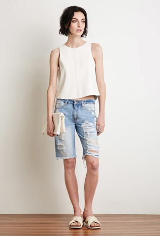 Comment porter un bermuda en denim déchiré bleu clair