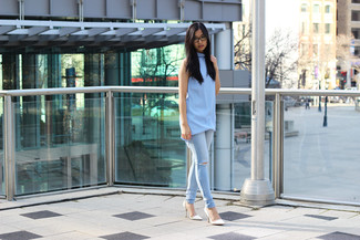 Comment porter une robe droite bleu clair