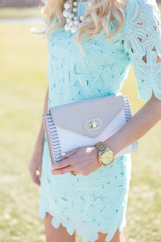 Comment porter une robe droite bleu clair