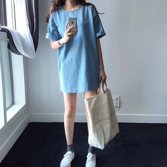 Comment porter une robe droite bleu clair