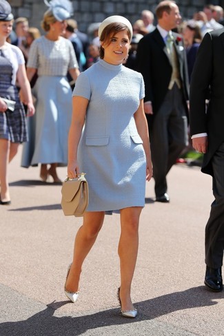Comment porter une robe droite bleu clair
