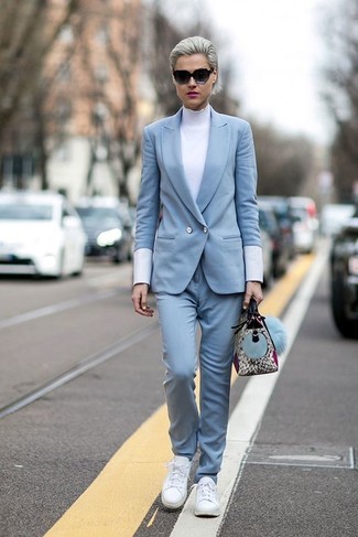 Comment porter un pantalon slim bleu clair