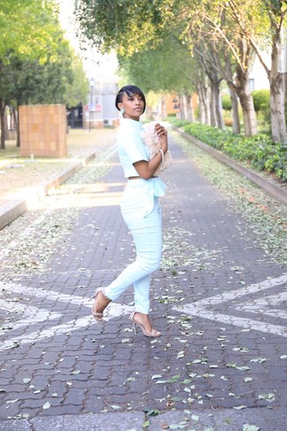 Comment porter un pantalon slim bleu clair