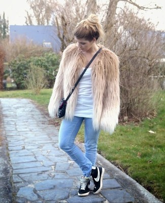 Comment porter un pantalon slim bleu clair