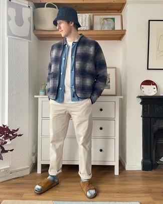 Comment porter des chaussettes bleu clair pour un style decontractés quand il fait frais