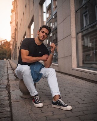 Comment porter des chaussettes bleu clair pour un style decontractés en été