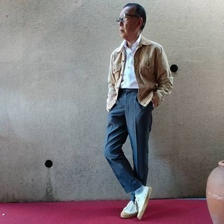 Comment porter des chaussettes bleu clair en été
